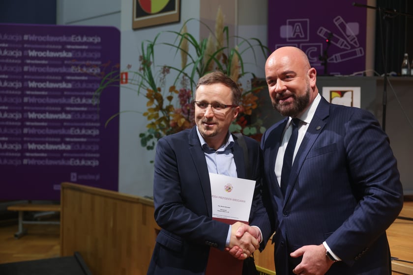 Dzień Edukacji Narodowej. Wręczenie Nagród Prezydenta Wrocławia nauczycielom wrocławskich szkół i przedszkoli