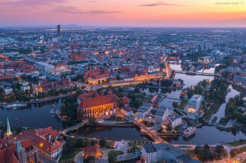 Wieczorna panorama Wrocławia z widokiem na wyspy i mosty