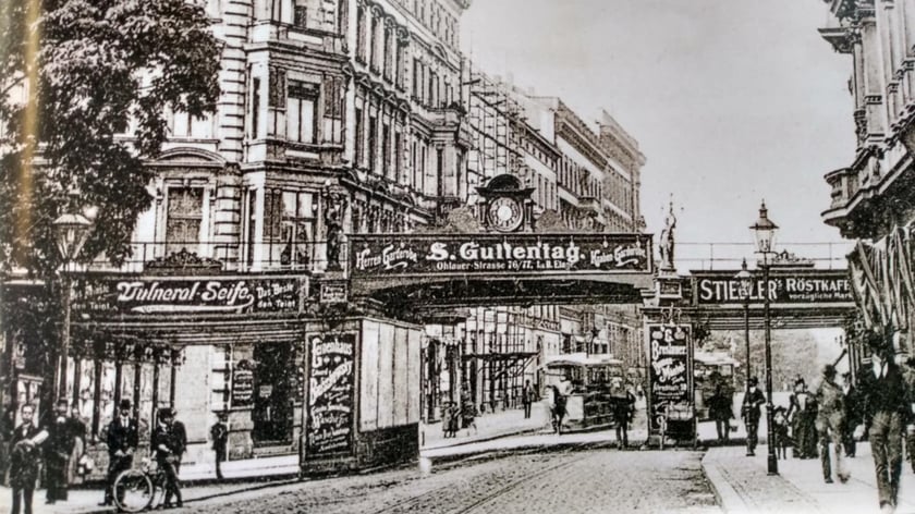 Wylot ul. Powstańc&oacute;w Śląskich i wiadukt kolejowy widziane od strony ul. Świdnickiej. Pczt&oacute;wka wysłana w 1899 roku. Wszystkie kamienice na zdjęciu zostały zniszczone w 1945 roku.