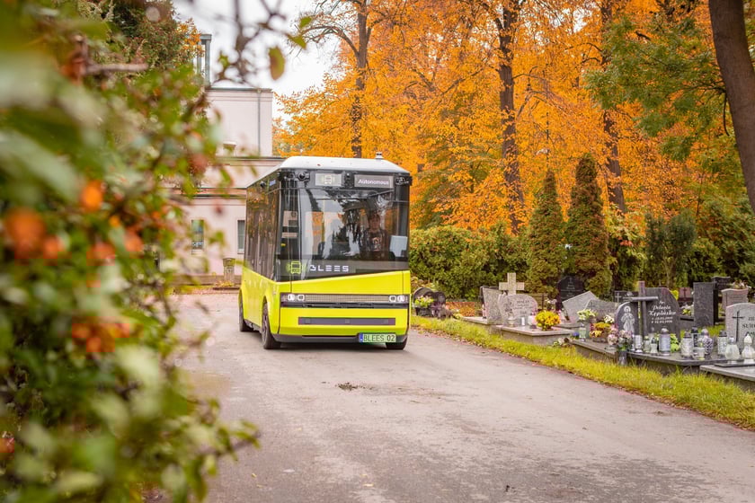 Autonomiczny bus BB-1 od 15 października wozi pasażerów po cmentarzu Osobowickim