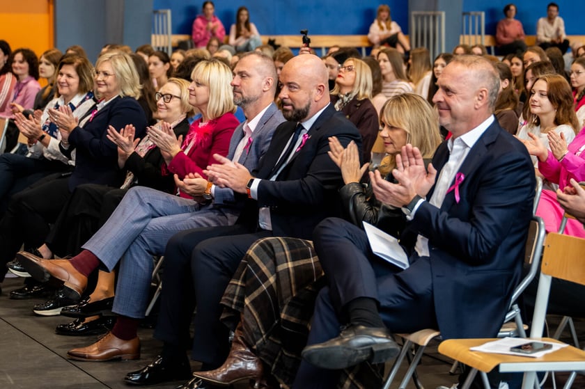 "Pink Generation" - wyjątkowa akcja o profilaktyce raka piersi w V LO we Wrocławiu