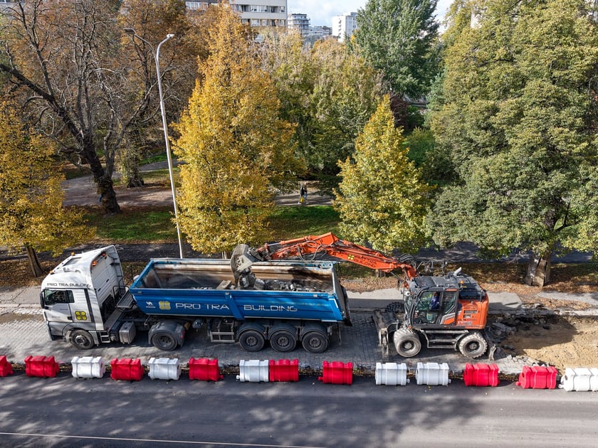 Przebudowa Powstańców Śląskich w dniu 13 października 2025 po przełożeniu ruchu na lewe pasy
