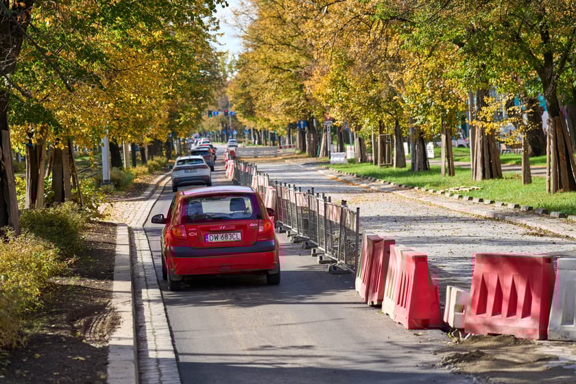 Przebudowa Powstańców Śląskich w dniu 13 października 2025 po przełożeniu ruchu na lewe pasy