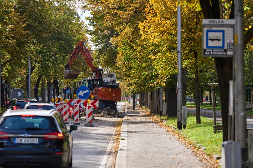 Przebudowa Powstańców Śląskich w dniu 13 października 2025 po przełożeniu ruchu na lewe pasy
