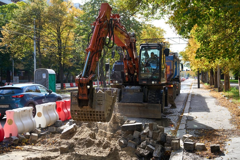 Przebudowa Powstańców Śląskich w dniu 13 października 2025 po przełożeniu ruchu na lewe pasy
