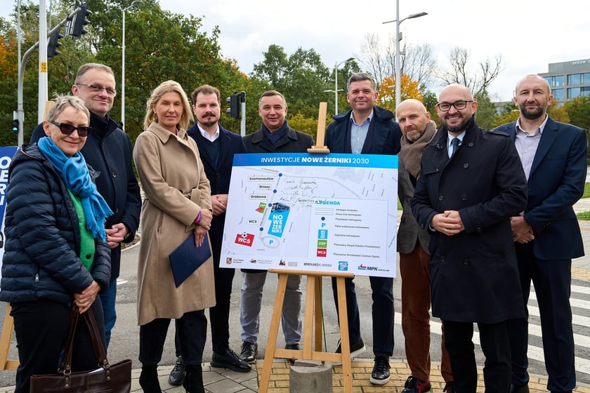 Symboliczne podpisanie umowy na zaprojektowanie zajezdni tramwajowej. Dyrektorka Zarządu Inwestycji Miejskich Jolanta Wnęk, prezes Wrocławskich Inwestycji Piotr Paś, wiceprezydent Renata Granowska, wiceprezes Wrocławskich Inwestycji Bartosz Nowak, dyrektor MCS Wrocław Łukasz Wójcik, wiceprezes MPK Przemysław Nowicki, Rafał Sieraczyński, Rysy Architekci, wiceprezes MPK Witold Woźny, Krzysztof Sroga, Databout