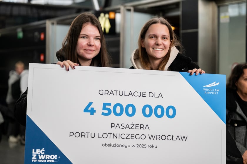 Powitanie pasażerki (4,5 mln) na lotnisku we Wrocławiu, 17 października 2025