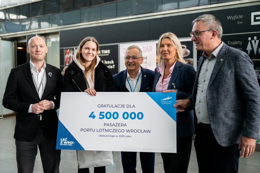 Powitanie pasażerki (4,5 mln) na lotnisku we Wrocławiu, 17 października 2025