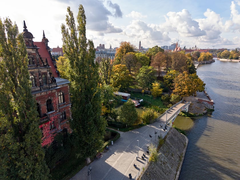 Budynek Muzeum Narodowego we Wrocławiu jesienią - październik 2025
