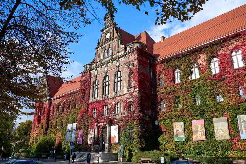 Budynek Muzeum Narodowego we Wrocławiu jesienią - październik 2025