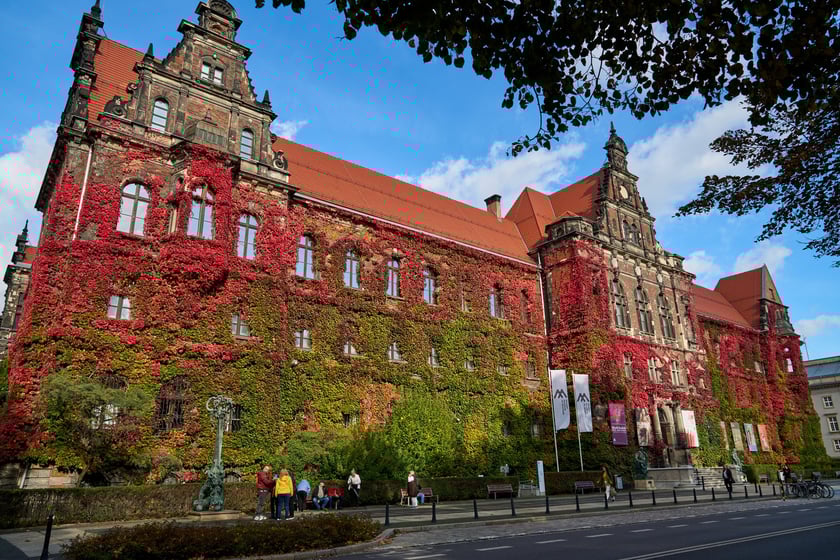 Budynek Muzeum Narodowego we Wrocławiu jesienią - październik 2025