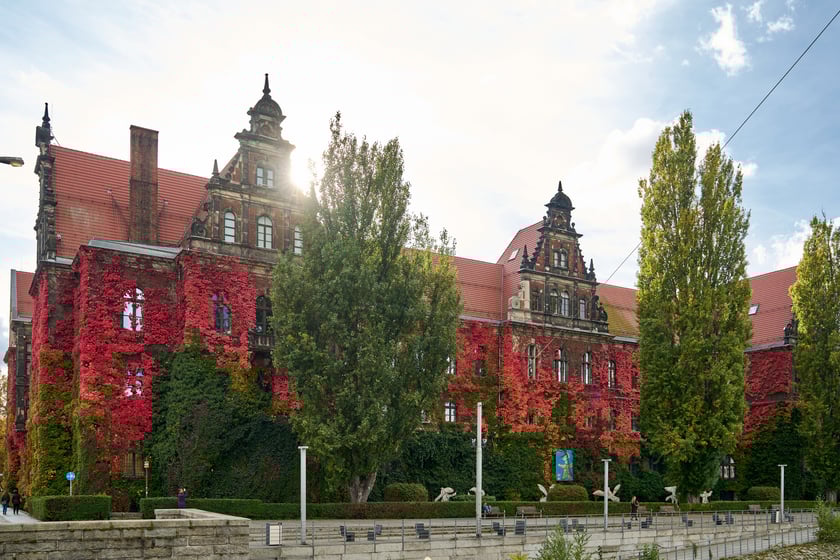 Budynek Muzeum Narodowego we Wrocławiu jesienią - październik 2025