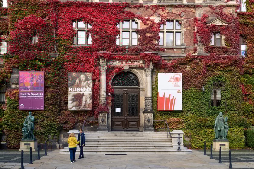 Budynek Muzeum Narodowego we Wrocławiu jesienią - październik 2025