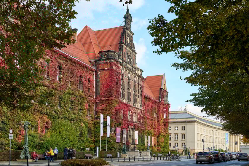 Budynek Muzeum Narodowego we Wrocławiu jesienią - październik 2025