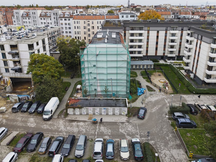 Prądzyńskiego 20a w trackie remontu elewacji, 24 października 2025