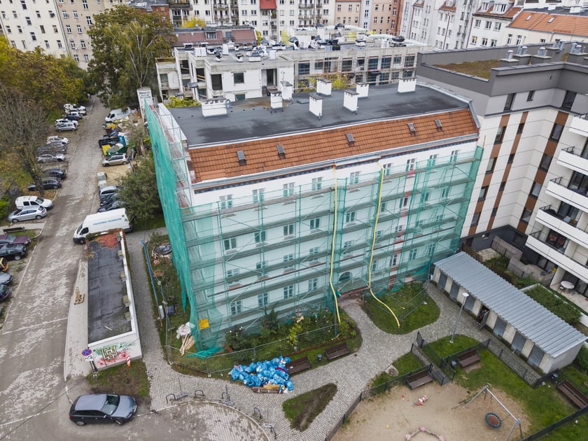 Prądzyńskiego 20a w trackie remontu elewacji, 24 października 2025