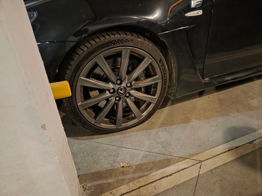 Uszkodzone auta na osiedlu Krzyki-Partynice