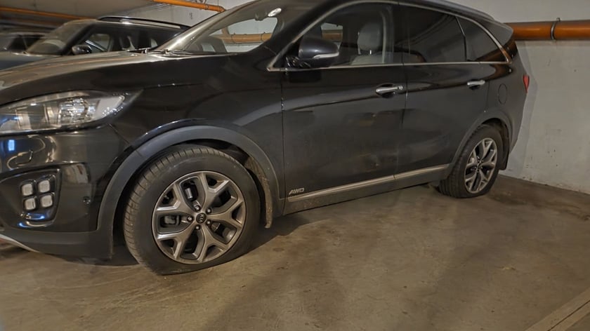 Uszkodzone auta na osiedlu Krzyki-Partynice