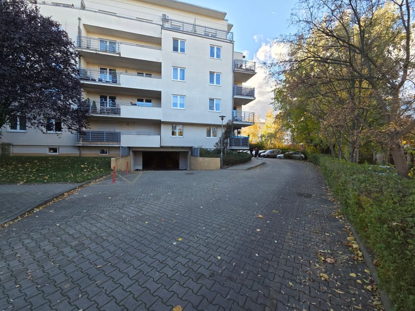 Uszkodzone auta na osiedlu Krzyki-Partynice