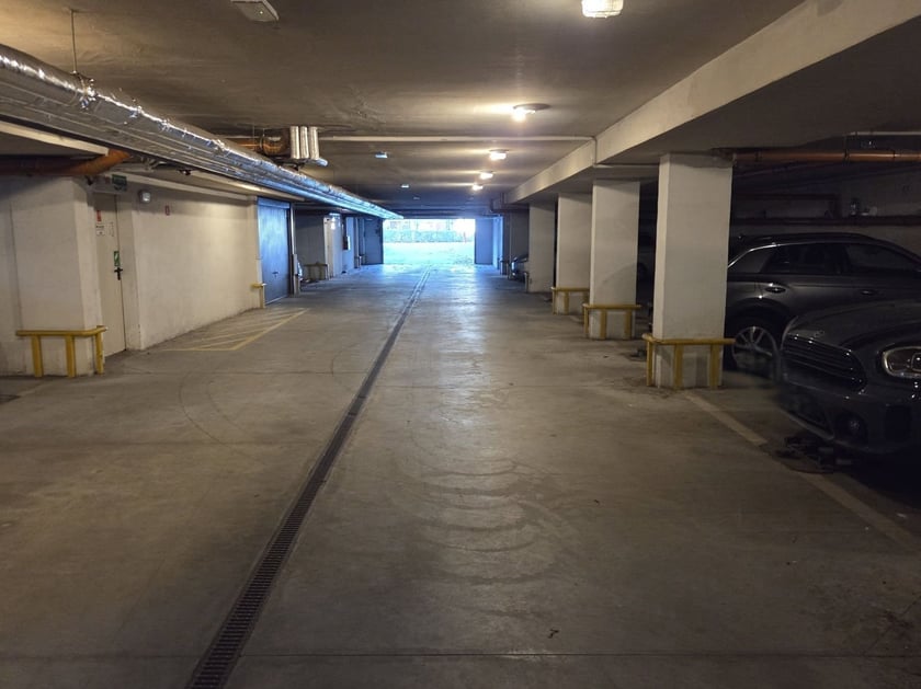 Uszkodzone auta na osiedlu Krzyki-Partynice