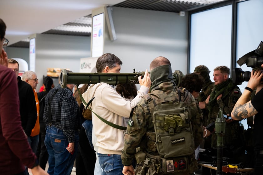 Pierwsze ze szkoleń dla mieszkańc&oacute;w Wrocławia z zakresu obrony cywilnej - atrapy broni do wypr&oacute;bowania