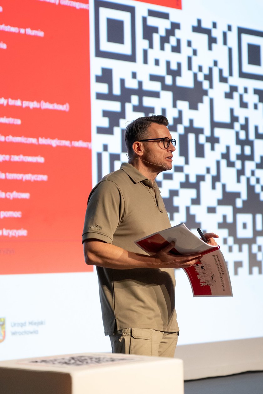 Pierwsze ze szkoleń dla mieszkańc&oacute;w Wrocławia z zakresu obrony cywilnej prowadził Jarosław Stelmach