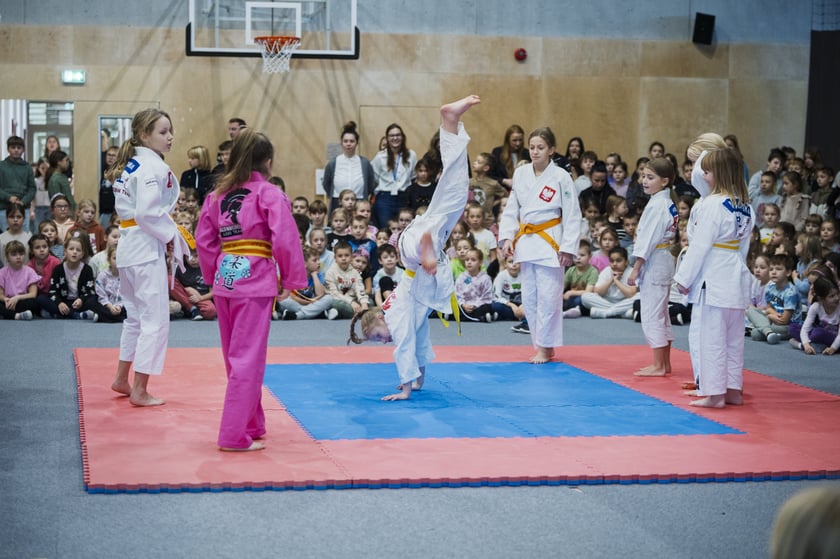 Lekcja WF-u z mistrzem olimpijskim w szkole przy ul. Cynamonowej