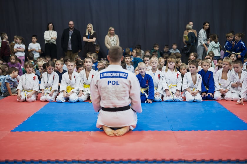 Lekcja WF-u z mistrzem olimpijskim w szkole przy ul. Cynamonowej