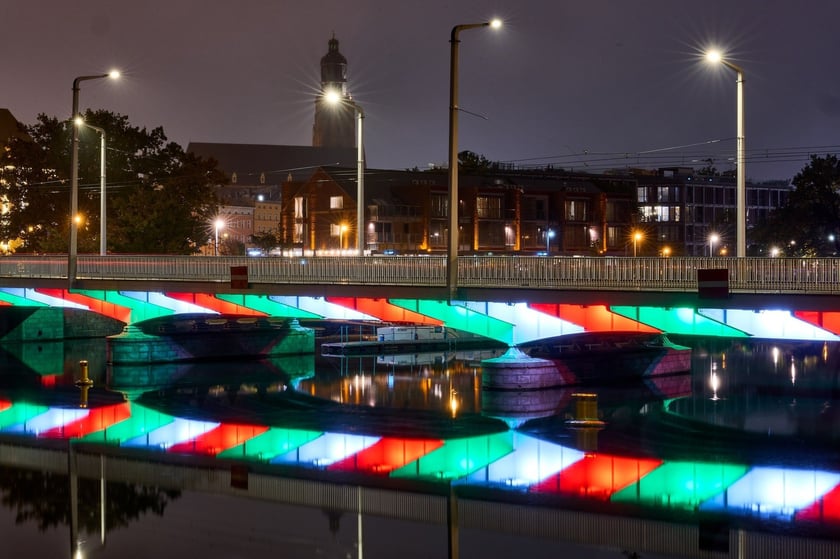 Próby iluminacji na mostach Uniwersyteckich. Zdjęcie z 8 października 2025 r.