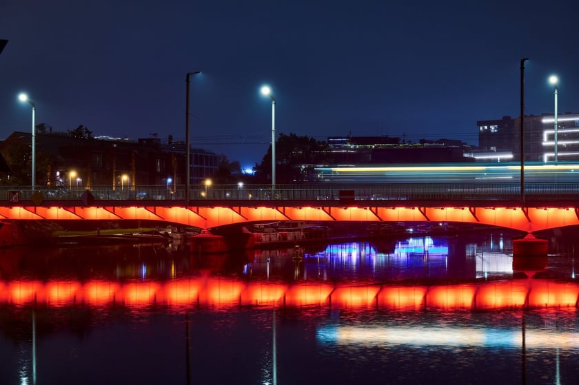 Próby iluminacji na mostach Uniwersyteckich. Zdjęcie z 8 października 2025 r.