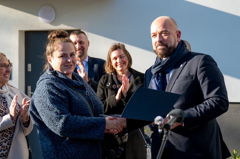 100-letni budynek przy ul. Wilczej już po remoncie. W mieszkaniach komunalnych zamieszka w nim 27 rodzin. Na zdjęciu jedna z nowych mieszkanek odbiera klucze od prezydenta Wrocławia Jacka Sutryka