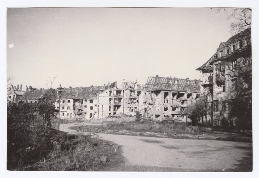 Ulice Krucza i Grochowa w pobliżu kościoła św. Karola Boromeusza, 1946
