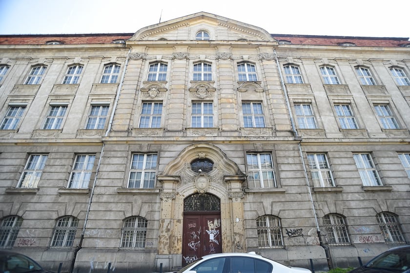 Neobarokowy gmach pod adresem Powstańców Śląskich 134-138, widok z roku 2025