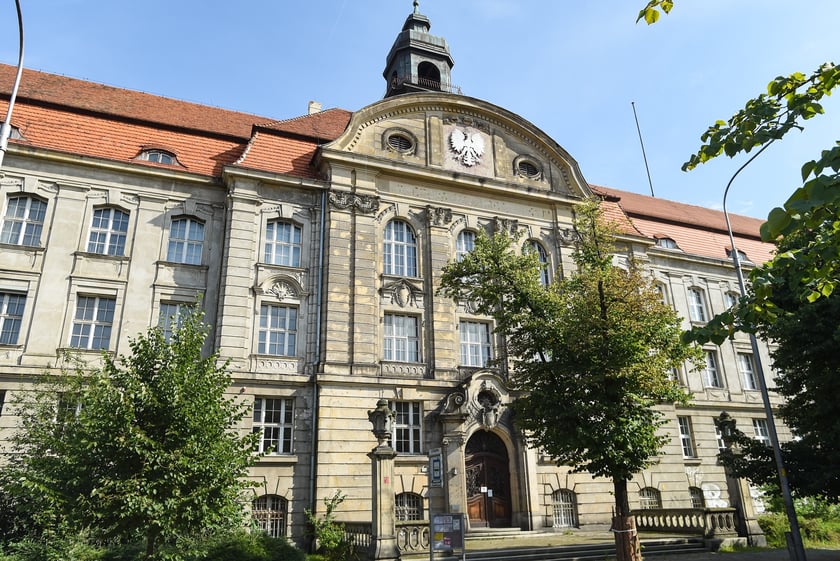 Neobarokowy gmach pod adresem Powstańców Śląskich 134-138, widok z roku 2025