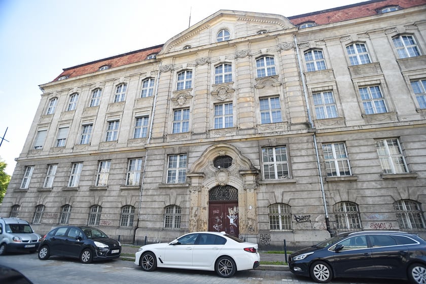 Neobarokowy gmach pod adresem Powstańców Śląskich 134-138, widok z roku 2025