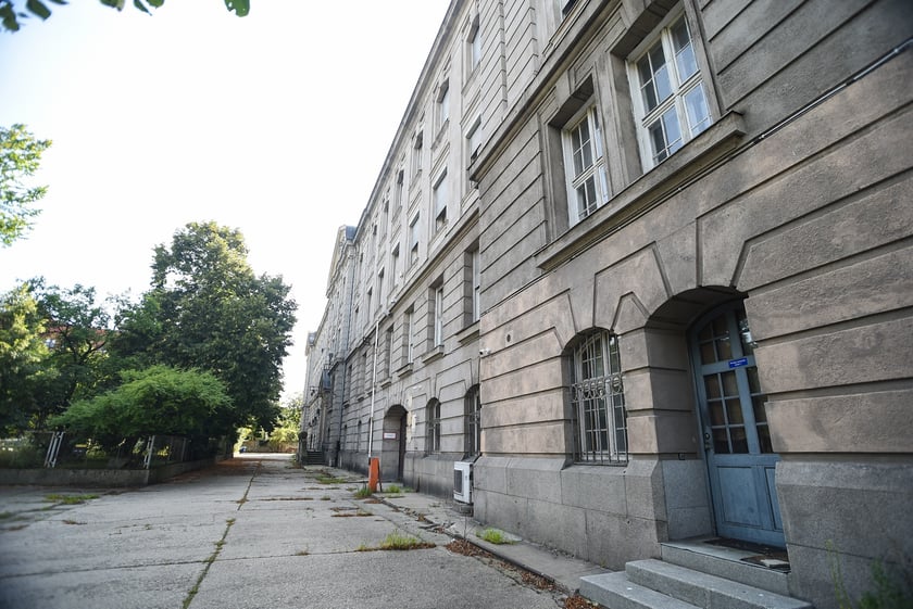 Neobarokowy gmach pod adresem Powstańców Śląskich 134-138, widok z roku 2025