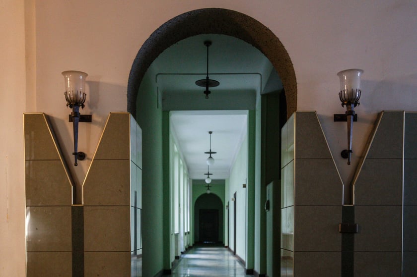 Neobarokowy gmach pod adresem Powstańców Śląskich 134-138, widok z roku 2025