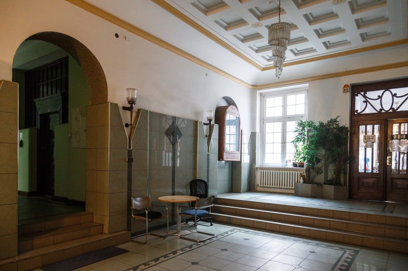 Neobarokowy gmach pod adresem Powstańców Śląskich 134-138, widok z roku 2025