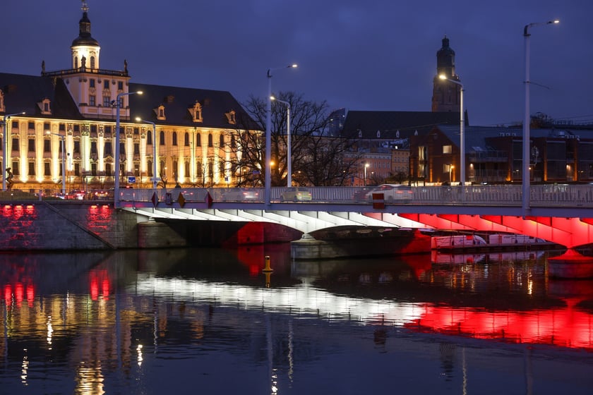 Mosty Uniwersyteckie podświetlone na biało-czerwono w poniedziałkowy wieczór 10 listopada. Tak będą też wyglądać w święto 11 Listopada