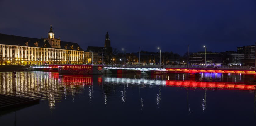 Mosty Uniwersyteckie podświetlone na biało-czerwono w poniedziałkowy wieczór 10 listopada. Tak będą też wyglądać w święto 11 Listopada
