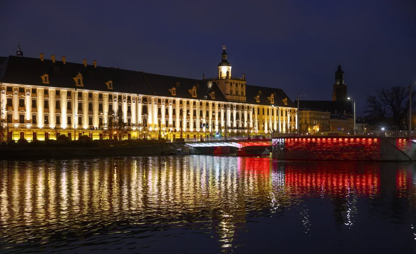 Mosty Uniwersyteckie podświetlone na biało-czerwono w poniedziałkowy wieczór 10 listopada. Tak będą też wyglądać w święto 11 Listopada