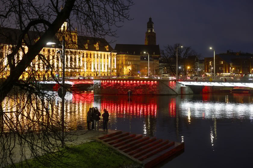 Mosty Uniwersyteckie podświetlone na biało-czerwono w poniedziałkowy wieczór 10 listopada. Tak będą też wyglądać w święto 11 Listopada