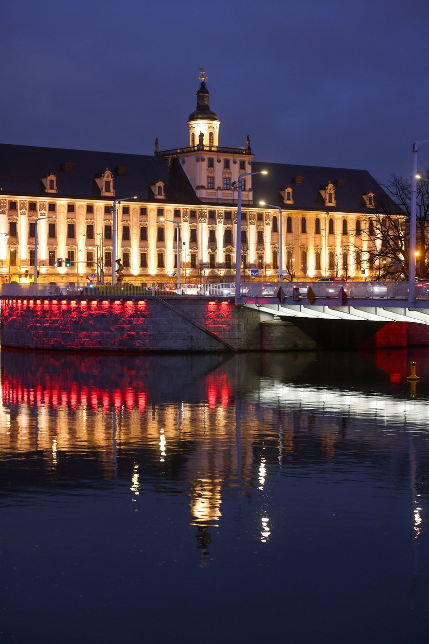 Mosty Uniwersyteckie podświetlone na biało-czerwono w poniedziałkowy wieczór 10 listopada. Tak będą też wyglądać w święto 11 Listopada