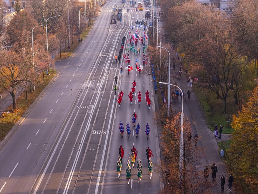 Radosna Parada Niepodległości przeszła z Centrum Historii Zajezdnia przy ul. Grabiszyńskiej na wrocławski Rynek