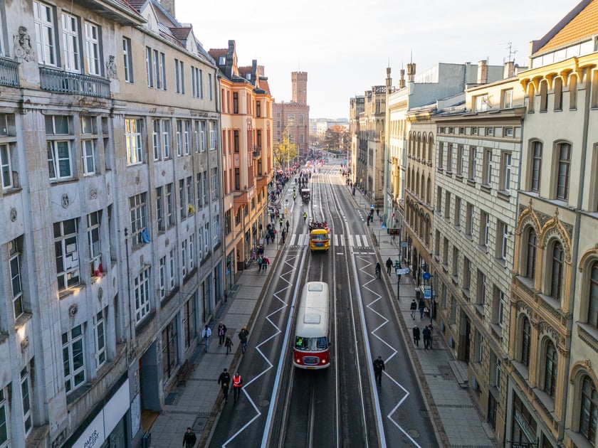 Radosna Parada Niepodległości przeszła z Centrum Historii Zajezdnia przy ul. Grabiszyńskiej na wrocławski Rynek
