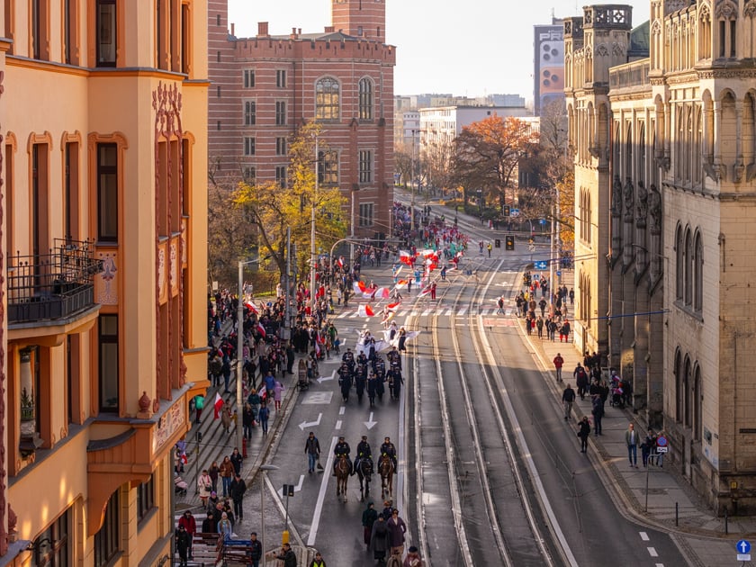 Radosna Parada Niepodległości przeszła z Centrum Historii Zajezdnia przy ul. Grabiszyńskiej na wrocławski Rynek