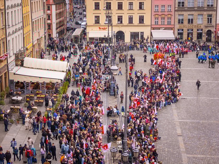 Radosna Parada Niepodległości przeszła z Centrum Historii Zajezdnia przy ul. Grabiszyńskiej na wrocławski Rynek