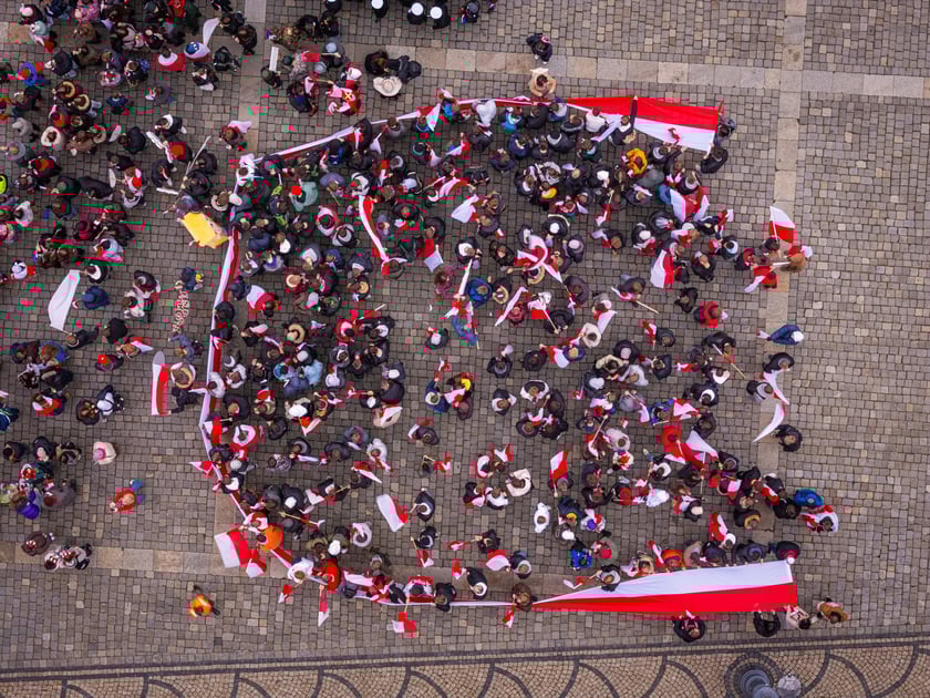 Radosna Parada Niepodległości przeszła z Centrum Historii Zajezdnia przy ul. Grabiszyńskiej na wrocławski Rynek