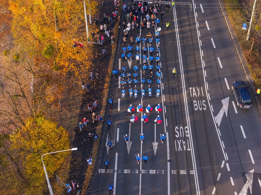 Radosna Parada Niepodległości przeszła z Centrum Historii Zajezdnia przy ul. Grabiszyńskiej na wrocławski Rynek