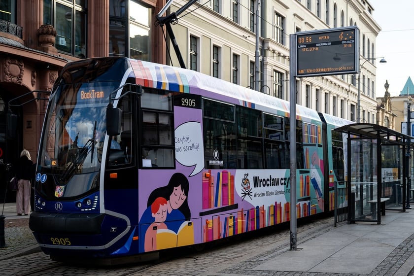 Na zdjęciu BookTram, czyli specjalny tramwaj akcji &bdquo;Wrocław czyta&rdquo;